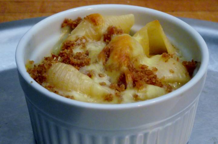 Macaroni and cheese in a ramekin.